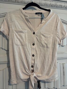 Cable & Gauge Cream Button-Front Tie-Hem Short Sleeve Top